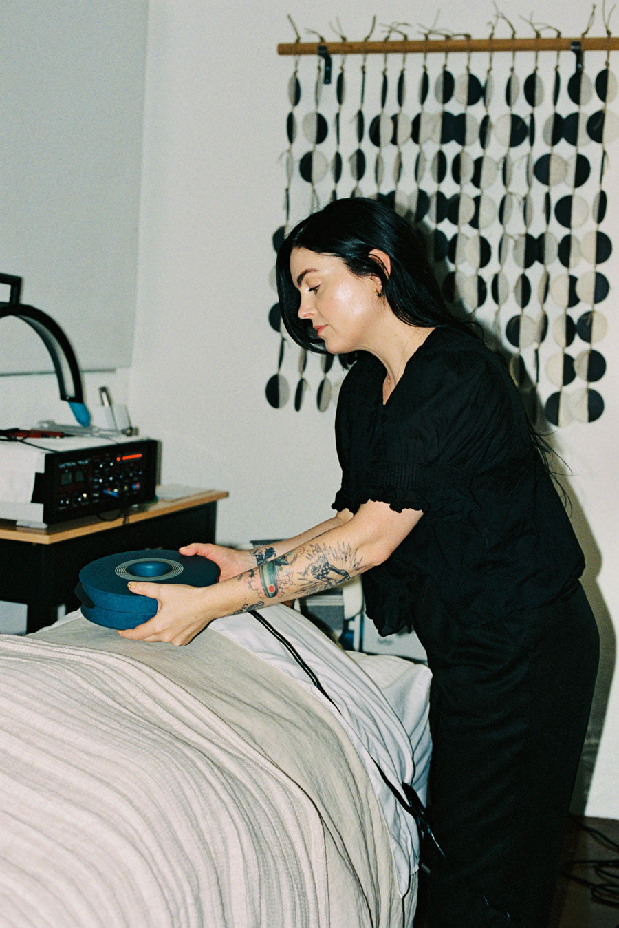 Esthetician placing Haelo PEMF on client