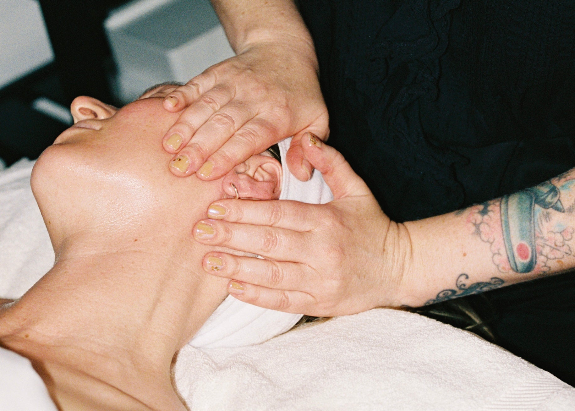 Hands on face during lymphatic drainage